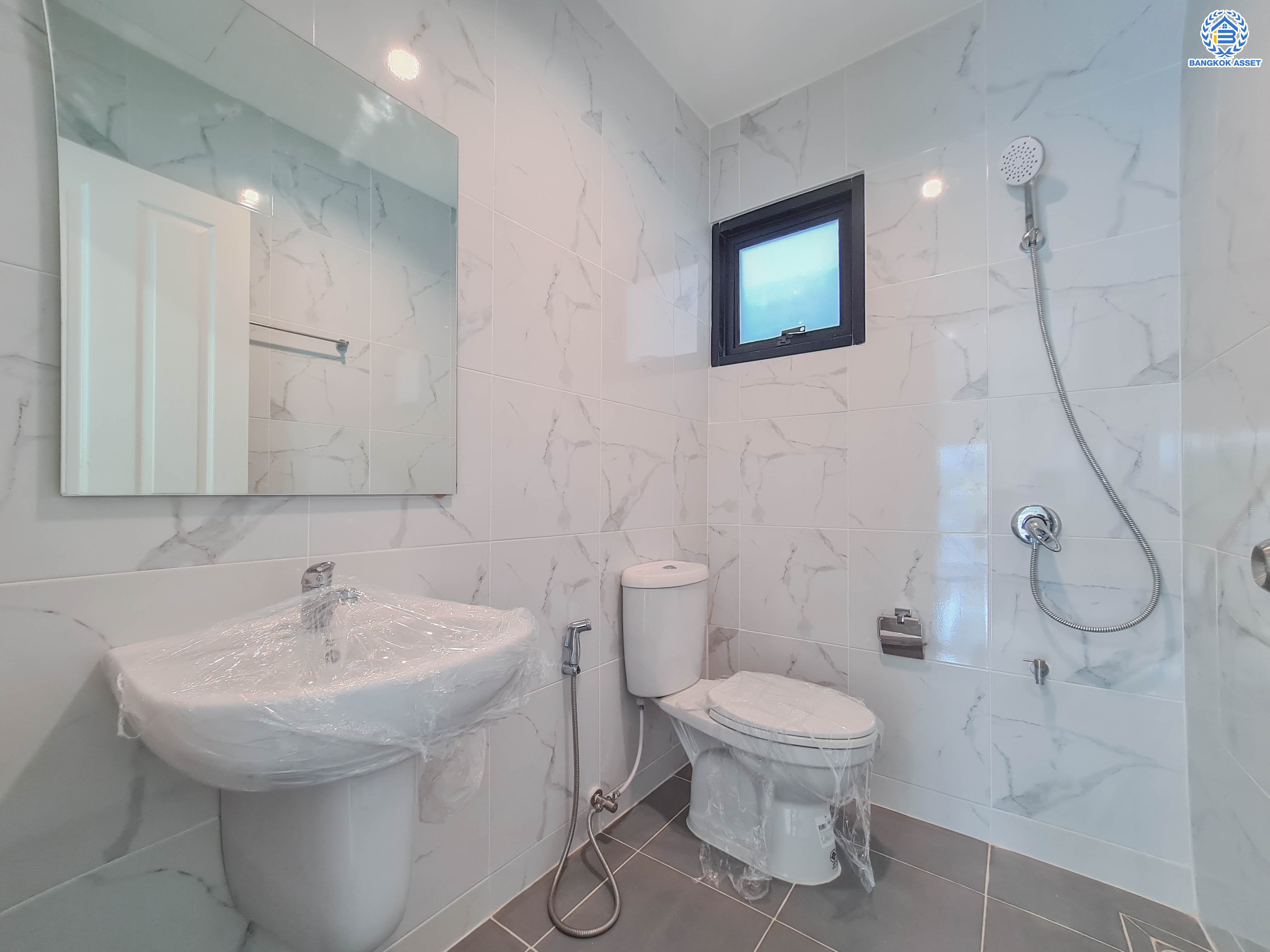 บ้านมือสองตกแต่งใหม่ แบรนด์ LH โครงการ ชัยพฤกษ์ บางบัวทอง หลังใหญ่ เนื้อที่ 55.2 ตร.ว. ฟังก์ชัน 3 ห้องนอน 3 ห้องน้ำ 1 ห้องอเนกประสงค์ พร้อม Facilities ครบครัน บนทำเลเดินทางสะดวก ติดถนนบางกรวย-ไทรน้อย ใกล้เซ็นทรัลเวสต์เกต และรถไฟฟ้าสายสีม่วง "สถานีบางพลู"